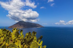Tra le Isole Eolie, Cefalù e Taormina